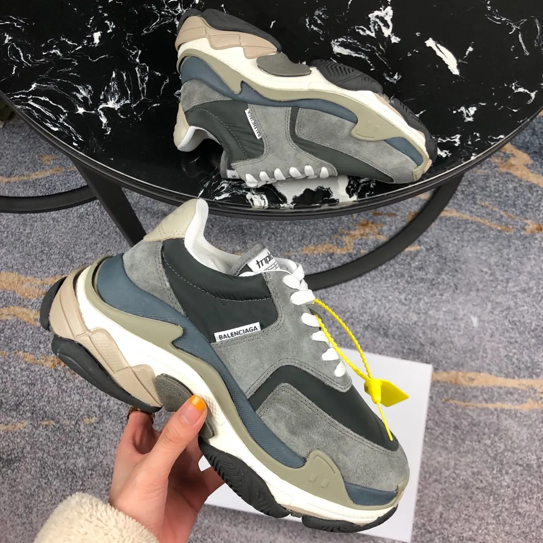 👟👟Ex-factory price 800👟👟 Balenciaga second generation 17 colors🖤 Balenciaga Triple-s Balenciaga-dad shoes. The world’s most popular retro jogging shoes 🔥. 🔺Retro distressed craftsmanship ~ original combination sole, heavy craftsmanship, not a low-end 2-layer combination sole! The upper is made of imported parachute cloth spliced ​​with nubuck matte, priced at 24 yuan per foot, which is different from the ordinary canvas on the market! The back is covered with cowhide high-frequency embossing! ⚠️When purchasing authentic products at the counter, I specifically asked the clerk about the materials. Size: 35-41 yards, men’s size 39-45, matching cloth bag, shoelaces, complete certificate of certification/men’s model will be notified later.
